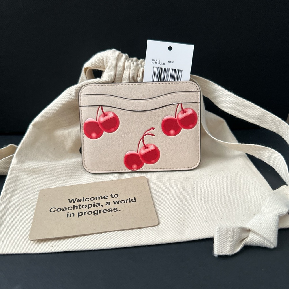 New!! Wavy Card Case
In Regenerative Leather With Cherry Print